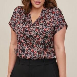 TORRID Size 0 NWT Satin Star Print Dolman Top Short Sleeve V-Neck Plus Blouse